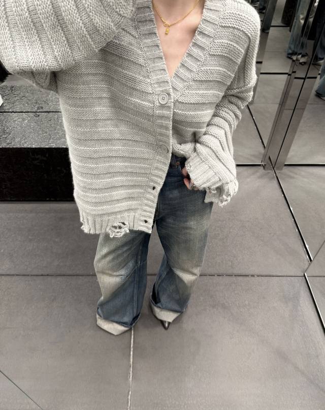 灰色上身图 Mm6马吉拉25Ss新款数字袖标破坏针织衫毛衣开衫 款号：6608 p价： 尺码：S M L 颜色：黑色 灰色 3针工艺粗磅有形，宽大版型，正反针坑