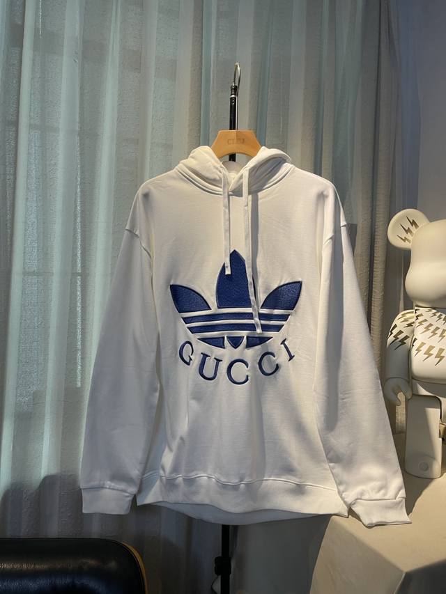 实拍图 顶级版本.官网品质 #Gucci古驰##Adidas##联名刺绣#Guccixadidas经典联名连帽卫衣 巨别市场通货，官方原版,定织定染米白色460
