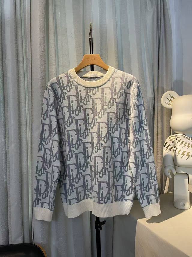 实拍图 顶级版本.官网品质 货号：T105 #Dior# 迪奥圆领提花针织工艺毛衣。 Dior迪奥圆领毛衣.采用了订织精梳羊毛面料。满身老花图案提花，视觉冲击力