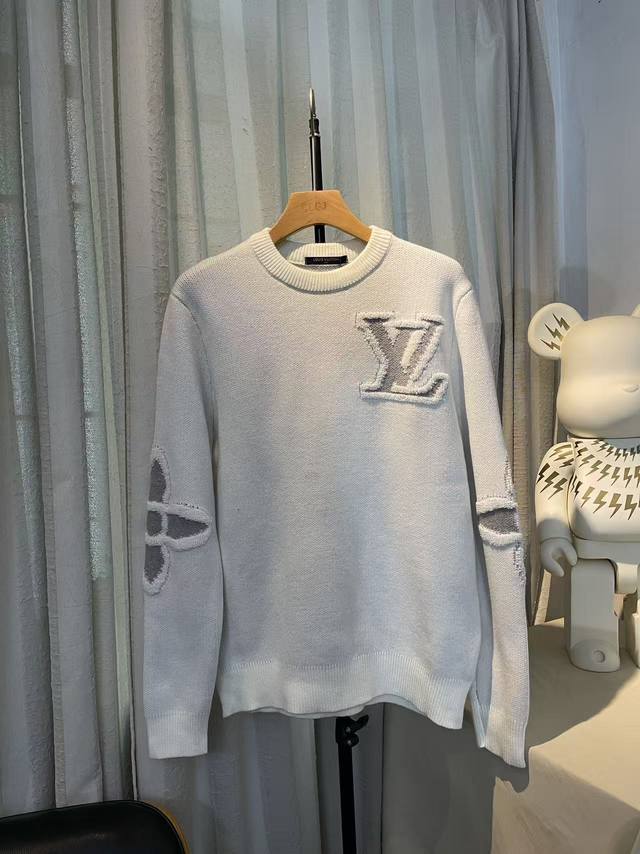 实拍图 顶级版本.官网品质 货号：T98 #Louis Button# 路易威登Logo提花针织工艺。 Lv提花毛衣当经典老花基因邂逅细腻针织工艺，标志性四叶花