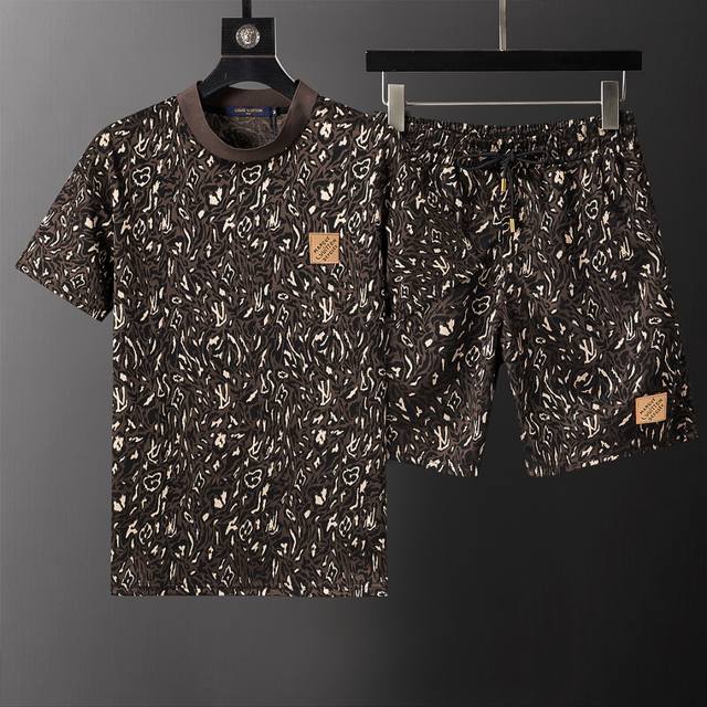 款号：A769# 2026年春夏新款男装休闲圆领短袖短裤套装，针织提花面料，衣服裤子铭牌装饰 款式时尚又 帅气，面料舒适，做工严谨 ，走线工整。上身效果好 码数