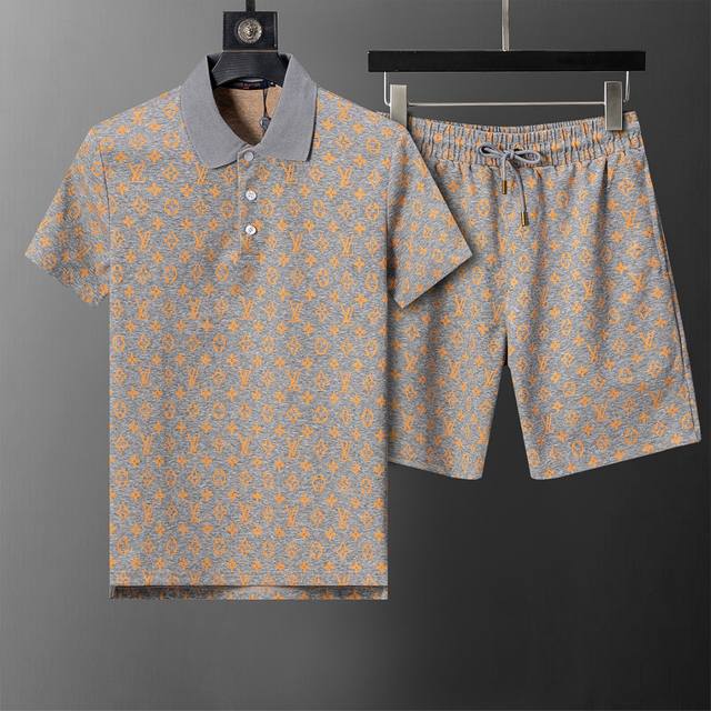 款号：A738# 2026年春夏新款男装休闲翻领短袖短裤套装，针织提花面料， 款式时尚又 帅气，面料舒适，做工严谨 ，走线工整。上身效果好 码数 M-3Xl 灰