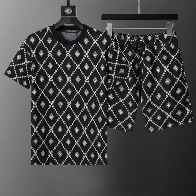 款号：A743# 2026年春夏新款男装休闲圆领短袖短裤套装，针织提花面料， 款式时尚又 帅气，面料舒适，做工严谨 ，走线工整。上身效果好 码数 M-3Xl 黑