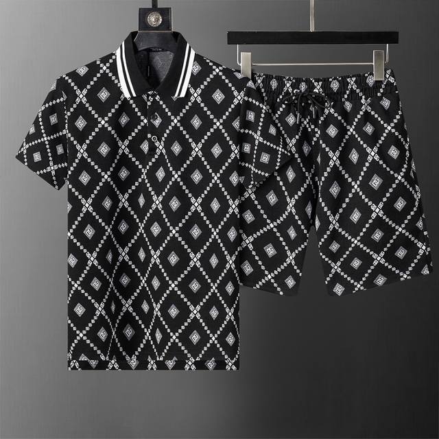 款号：A742# 2026年春夏新款男装休闲翻领短袖短裤套装，针织提花面料， 款式时尚又 帅气，面料舒适，做工严谨 ，走线工整。上身效果好 码数 M-3Xl 黑