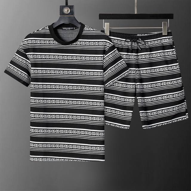 款号：A739# 2026年春夏新款男装休闲圆领短袖短裤套装，针织提花面料， 款式时尚又 帅气，面料舒适，做工严谨 ，走线工整。上身效果好 码数 M-3Xl 黑