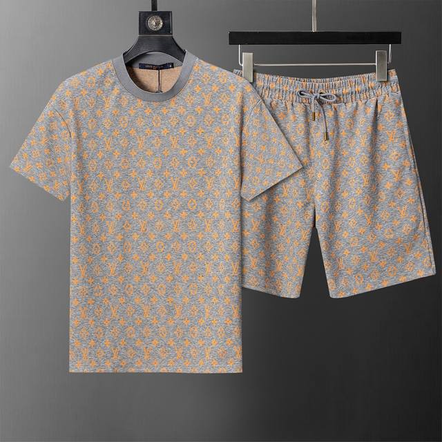 款号：A736# 2026年春夏新款男装休闲圆领短袖短裤套装，针织提花面料， 款式时尚又 帅气，面料舒适，做工严谨 ，走线工整。上身效果好 码数 M-3Xl 灰
