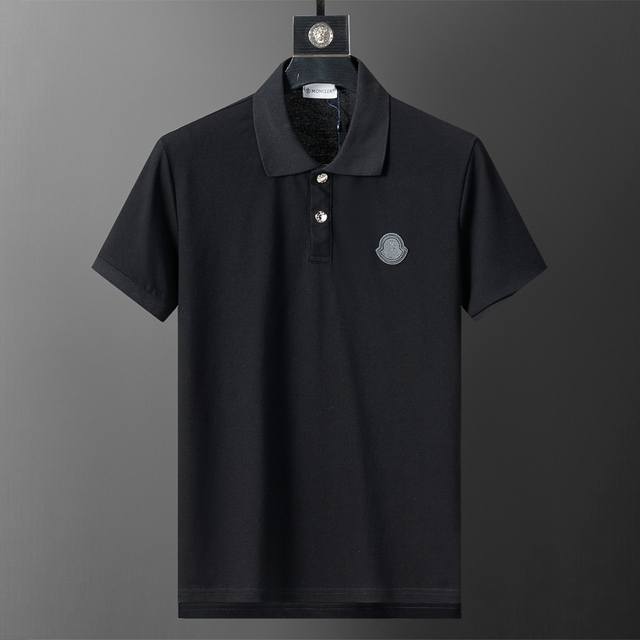 款号：A832# 2026年春夏官网同步新款翻领T恤，丝光珠地面料 门筒四合扣装饰 帅气，面料舒适，做工严谨 ，走线工整。上身效果好 码数 M-3Xl 黑色