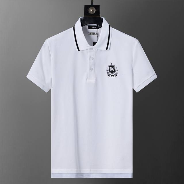 款号：A823# 2026年春夏官网同步新款翻领T恤，丝光珠地面料 胸前绣花 帅气，面料舒适，做工严谨 ，走线工整。上身效果好 码数 M-3Xl 白色