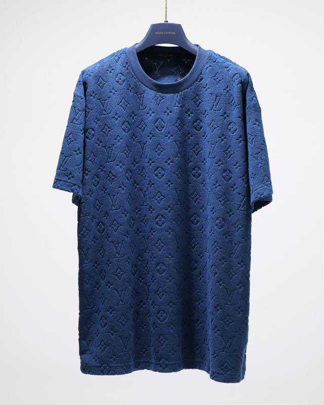 区别通货 新款速递 这款T恤采用柔软的法式毛圈布制成，是畅游大海后放松身心的理想之选。它既轻松又精致，通体压印的Monogram图案更显别致，更添质感魅力。经典