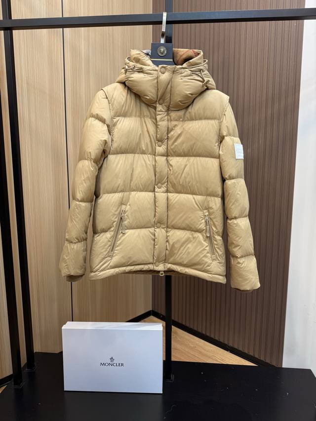Burberry四色可拆袖羽绒服 羽绒马甲羽绒服 情侣款 B家系列全球最新款的羽绒服来啦 除了没去柜上，其他真心没任何差别 接受最为严苛挑剔的眼光 这款羽绒服真