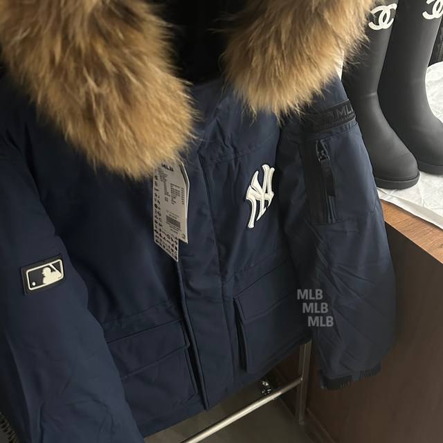 得物版本 Mlb 基础徽标 纽约Ny洋基队 大毛领防水防风羽绒服外套，作为韩国冬季限定款男女工装毛领休闲宽松情侣连帽羽绒服，非常时尚的工装风设计，极度御寒的顶级