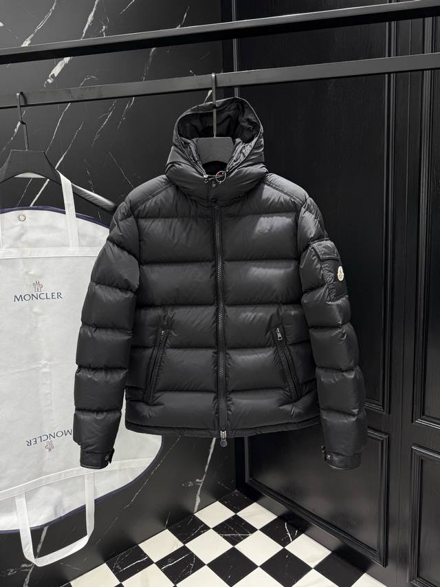 Moncler暗面玛雅 早秋新品 Moncler Maya男士连帽短款羽绒夹克外套，M男士羽绒夹克采用柔软的尼龙面料制成，搭配标志性方格块绗缝，彰显Moncle