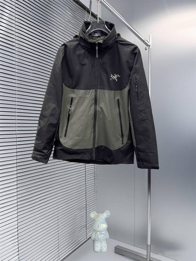 当天出货 D 始祖鸟2025早秋新款原单男士连帽风衣夹克外套 冲锋衣 官网同步售卖 爆款 高版本 简洁时尚百搭 刺绣Logo图案设计 采用原版进口100%聚酯纤