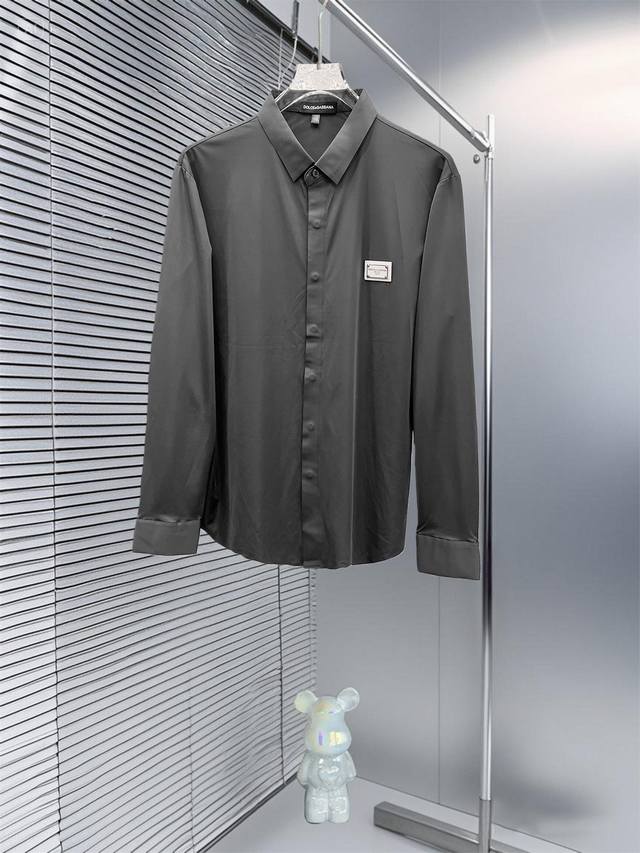 D&G 25S秋季男士长袖衬衫，材质和做工极好！！一件好的单品最为基础的灵魂，采用客供双股丝光面料，极为细腻，质感满分 前胸饰有战马软胶保证完美的穿着舒适度，各