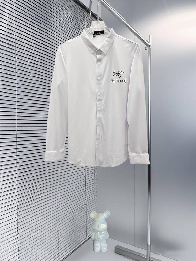 始祖鸟 25S秋季男士长袖衬衫，材质和做工极好！！一件好的单品最为基础的灵魂，采用客供双股丝光面料，极为细腻，质感满分 前胸饰有战马软胶保证完美的穿着舒适度，各