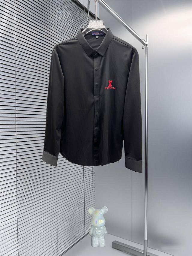 Lv 25S秋季男士长袖衬衫，材质和做工极好！！一件好的单品最为基础的灵魂，采用客供双股丝光面料，极为细腻，质感满分 前胸饰有战马软胶保证完美的穿着舒适度，各处
