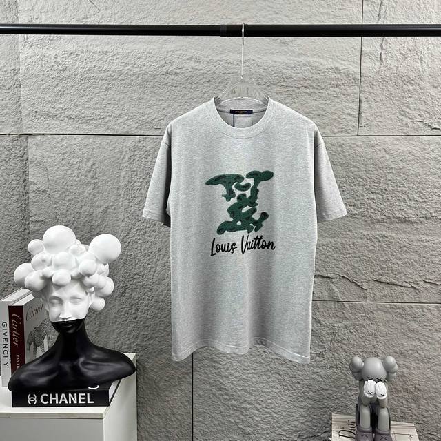 LV 路易*2025春夏新款 经典大V字母立体贴布绣+厚板硅胶工艺设计 定制双纱平纹纯棉面料 短袖T恤 男女同款 颜色：黑色 白色 花灰色 尺码： S 90-1