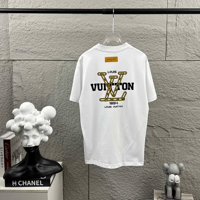LV 路易*2025春夏新款 经典大V字母立体贴布绣烫钻设计+植绒工艺设计 定制双纱平纹纯棉面料 短袖T恤 男女同款 颜色：黑色 白色 尺码： S 90-130