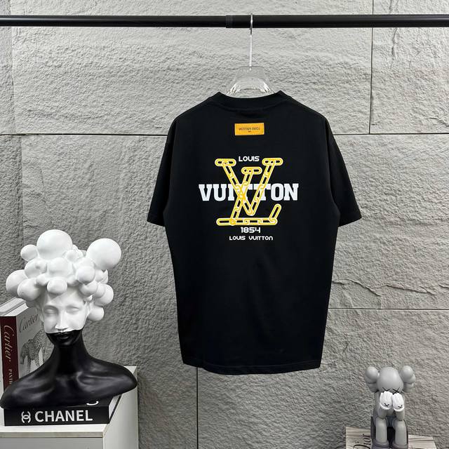 LV 路易*2025春夏新款 经典大V字母立体植绒工艺设计 定制双纱平纹纯棉面料 短袖T恤 男女同款 尺码： S 90-130斤 M 120-150斤 L 14
