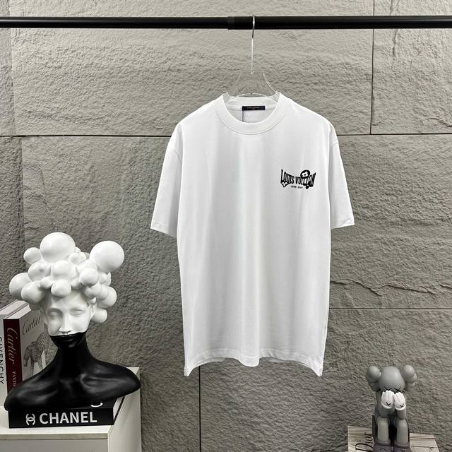 LV 路易*2025春夏新款 经典大V字母立体贴布绣烫钻设计+植绒工艺设计 定制双纱平纹纯棉面料 短袖T恤 男女同款 尺码： S 90-130斤 M 120-1