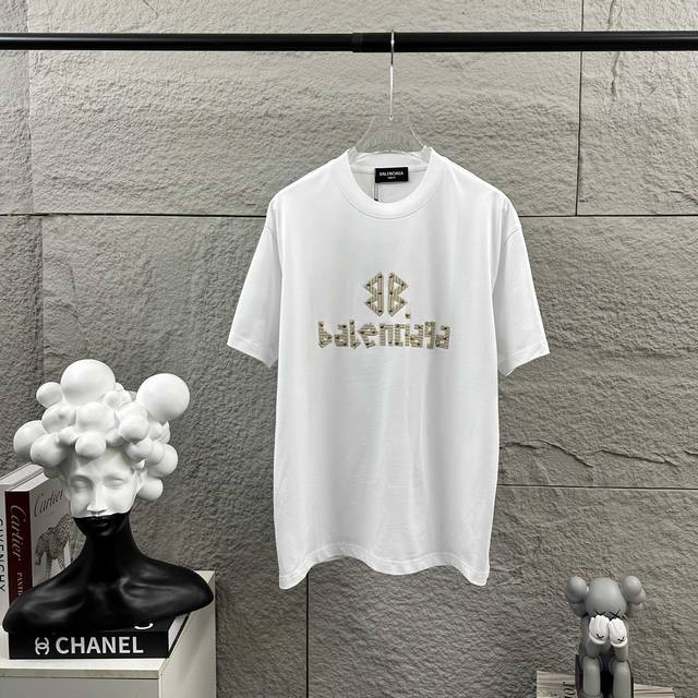 Balenciaga*巴黎*春夏新款短袖T恤 经典 贴布绣+铆钉工艺 定制双纱平纹纯棉面料 男女同款 颜色：黑色 白色 尺码： S 90-130斤 M 120-