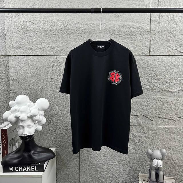 Balenciaga*巴黎*春夏新款短袖T恤 经典 立体厚板硅胶工艺+烫钻工艺 定制双纱平纹纯棉面料 男女同款 颜色：黑色 白色 尺码： S 90-130斤 M