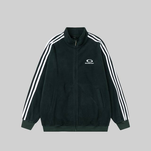 定制版面料 Balenciaga摇粒绒饰刺绣外套 面料选择： 涤纶长丝通过针织圆机，将经纱和纬纱相互圈套编织成双面针织结构，正面和背面都是平整的线圈。再通过染色