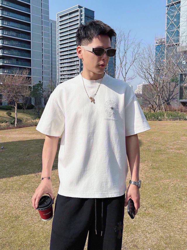 Ch克罗心 十字架马蹄克罗心梵文烧花 水洗磨破款短袖 质感纹路潮牌十足 原身布激光烧花贴布绣 字母精致刺绣 绝佳的爆款。 颜色:黑色 白色 玫红 码数:M-3X