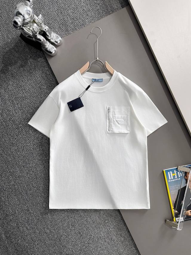 prada 普拉达 2026新款 梭织拼接拉链口袋 定制三角章Logo 男女同款 短袖T恤 定制260克100％双纱纯棉面料 定染32支双股螺纹 领标吊牌主唛三