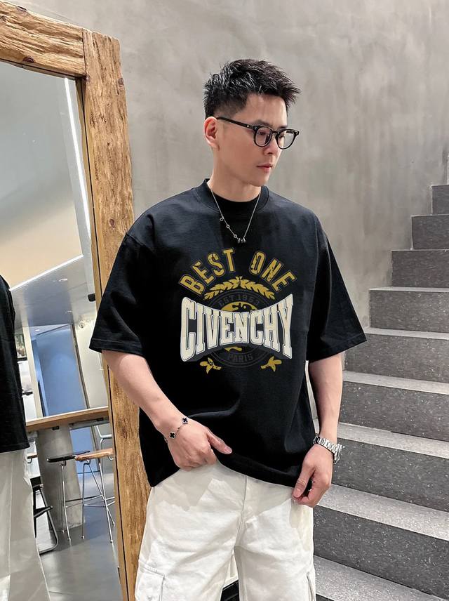 纪梵希 Givenchy Best One印花T恤男女同款！Best One系列印花T恤，纯色底色搭配撞色多层工艺字母，复古美式学院风满满三标齐！颜色：黑色.白