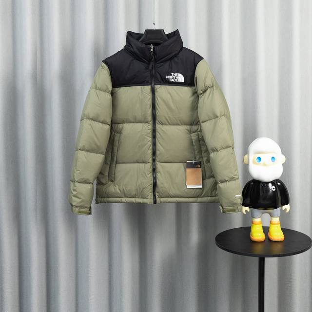 北面1996羽绒服 采用90纯白鹅绒，蓬松度和保暖性很赞 经Rds联盟认证御寒保暖轻便不厚重 而且压缩后的蓬松度恢复性好 面料采用Dwr防泼水面料 轻质耐磨防撕