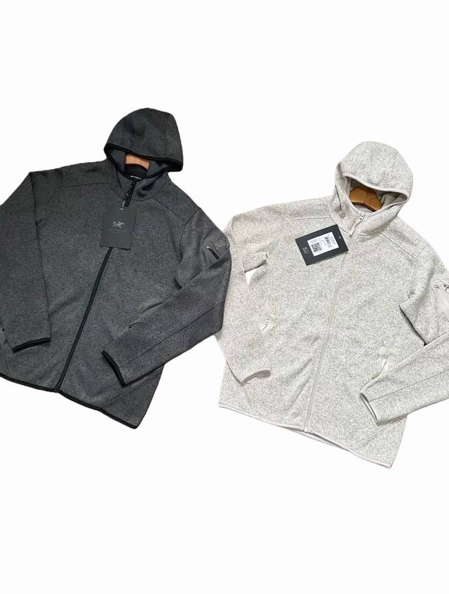 顶级刺绣版 独家实拍- 款号：Dj61251 鸟家针织开衫2201纯色拉链连帽抓绒长袖外套 这款针织毛衫外套也不例外。它精选高品质的柔软纱线，不仅触感细腻丝滑，