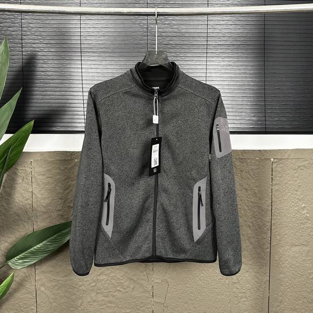 顶级刺绣版 独家实拍- 款号：Dj6125 鸟家针织开衫 1纯色拉链立领抓绒长袖外套 这款针织毛衫外套也不例外。它精选高品质的柔软纱线，不仅触感细腻丝滑，贴身穿