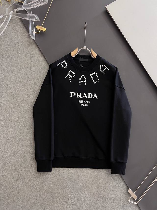 prada 普拉达 秋冬男女同款情侣款最新的贸易订单长袖卫衣，全品相！！网红款！工艺采用图案Logo压胶印花工艺设计！上身舒适透气，不僵硬，整体有着丰富的立体感