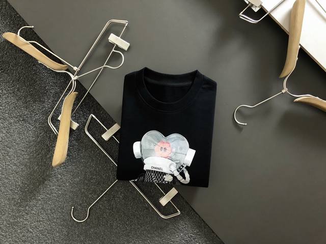 Chanel 香奈儿秋冬男女同款情侣款最新的贸易订单长袖卫衣，全品相！！网红款！工艺采用图案Logo压胶印花工艺设计！上身舒适透气，不僵硬，整体有着丰富的立体感