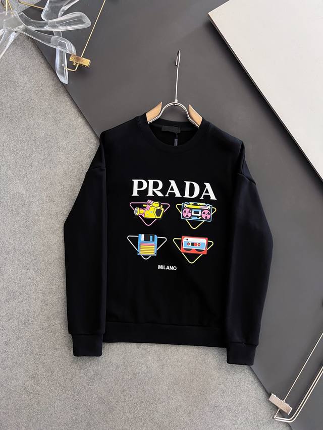 prada 秋冬男女同款情侣款最新的贸易订单长袖卫衣，全品相！！网红款！工艺采用图案Logo压胶印花工艺设计！上身舒适透气，不僵硬，整体有着丰富的立体感，品质出