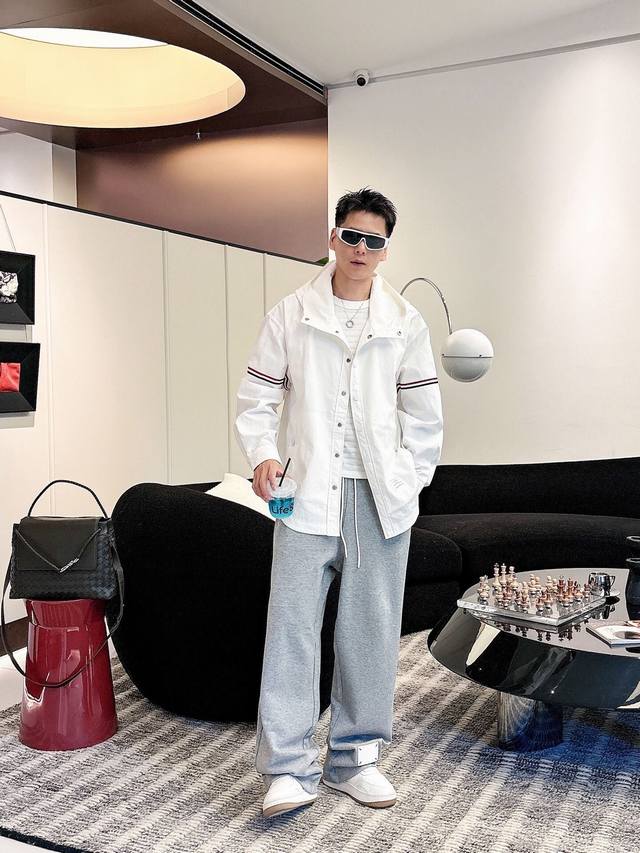 外套 p ，裤子 p280 。Tb 最新男帽同款必备款外套，棉质感，褶皱效果展现质感 舒服透气，柔软舒适，上身高端又奢华，足够场面的档次，这款外套无不骄傲的让你