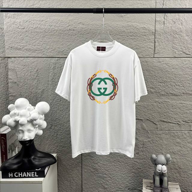 Gu* 古驰*春夏新款 Gucci马年限定T恤，经典圆领短袖，胸前双G标志+马缰绳印花图案红绿织带环绕，超有新年氛围感。 灵感来自马术文化，寓意 马到成功 ,节