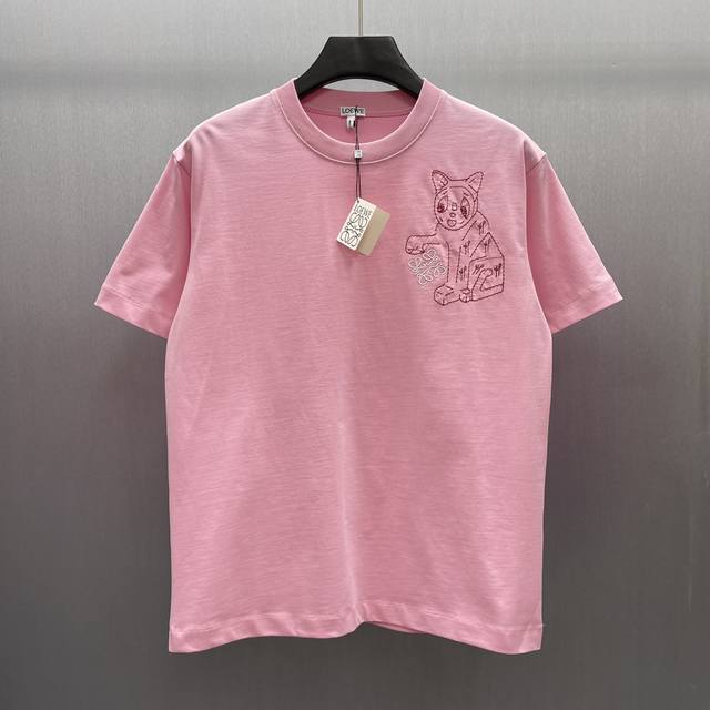 Loew 线条猫Logo短袖 Size : S-Xl 轻盈棉质丁恤，胸前饰有Lucky Cat 和 Anagram 刺绣。T恤灵感源自 Louis Wain 的