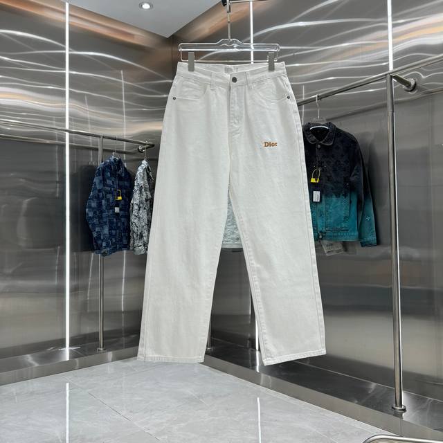 迪奥 背后口袋字母印花直筒牛仔裤不同水洗质感的款式，对腿细腿粗人士十分友好，直筒修身的版型十分修饰腿型 永不过时的适中长度，搭配起来轻松随意，各种风格的造型基础