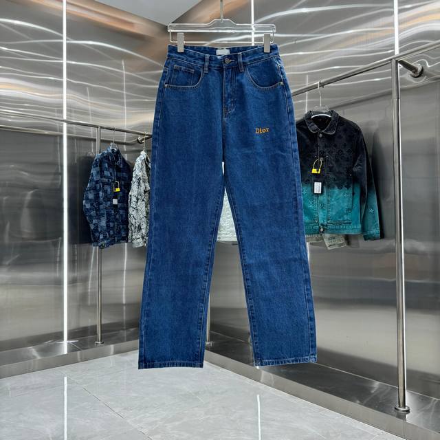 迪奥 背后口袋字母印花直筒牛仔裤不同水洗质感的款式，对腿细腿粗人士十分友好，直筒修身的版型十分修饰腿型 永不过时的适中长度，搭配起来轻松随意，各种风格的造型基础