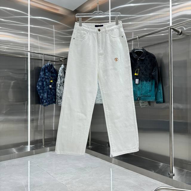 Lv 路易 背后口袋字母印花直筒牛仔裤不同水洗质感的款式，对腿细腿粗人士十分友好，直筒修身的版型十分修饰腿型 永不过时的适中长度，搭配起来轻松随意，各种风格的造