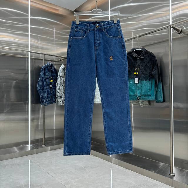 Lv 路易 背后口袋字母印花直筒牛仔裤不同水洗质感的款式，对腿细腿粗人士十分友好，直筒修身的版型十分修饰腿型 永不过时的适中长度，搭配起来轻松随意，各种风格的造