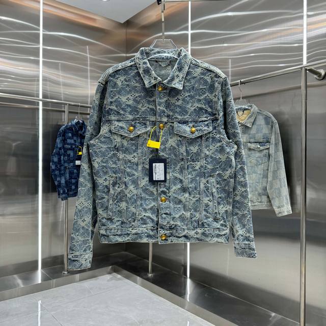 Lv 路易 2025 新款 Monogram满印提花卡车牛仔夹克外套 面料采用七支赛洛纺经纱+40支赛洛纺双纱。纬纱是十支赛洛纺+12公支纯棉雪尼尔+21支赛洛