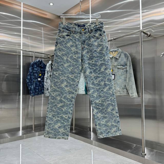 Lv 路易 2025新款 Monogram满印提花经典五袋滑板牛仔裤 面料采用七支赛洛纺经纱+40支赛洛纺双纱。纬纱是十支赛洛纺+12公支纯棉雪尼尔+21支赛洛