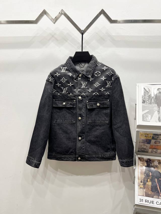 D］ 款号: A011 驴家2025新款拼接提花Logo情侣款牛仔外套 高版本高版本 原版定制牛仔面料，定制高级五金纽扣！ 版型超正，男生女生都可驾驭，很潮儿、