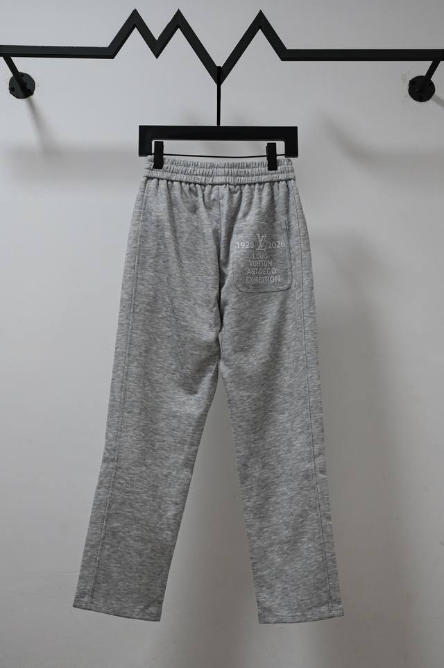 款号： M2163 Lv 路易 2025秋冬新款 Logo字母刺绣休闲裤长裤 360克重 定制面料抽绳，手感舒适， 颜色 灰 尺码 M L Xl Xxl