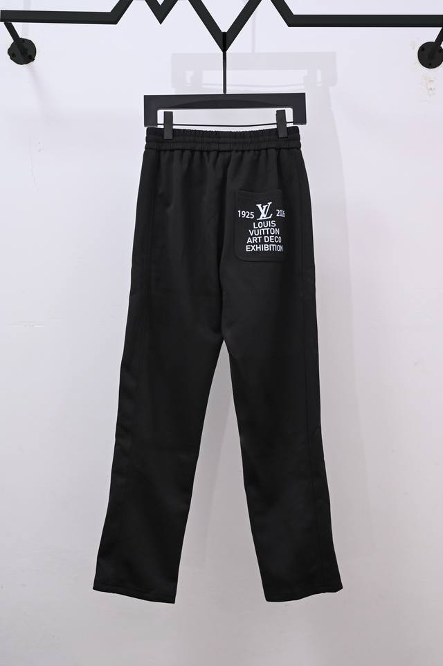 款号： M2162 Lv 路易 2025秋冬新款 Logo字母刺绣休闲裤长裤 360克重 定制面料抽绳，手感舒适， 颜色 黑色 尺码 M L Xl Xxl