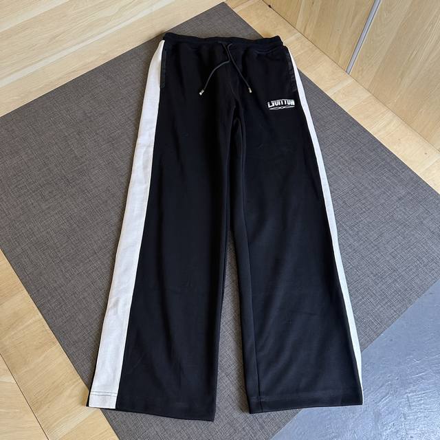 Lois Vitn 路易2025秋冬新款 休闲拼接套装 胸前高密刺绣 采用撞色不掉色黑面料 五金原版开模 细节处理面料上身超级有型舒适 男女同款 工艺：拼接 尺