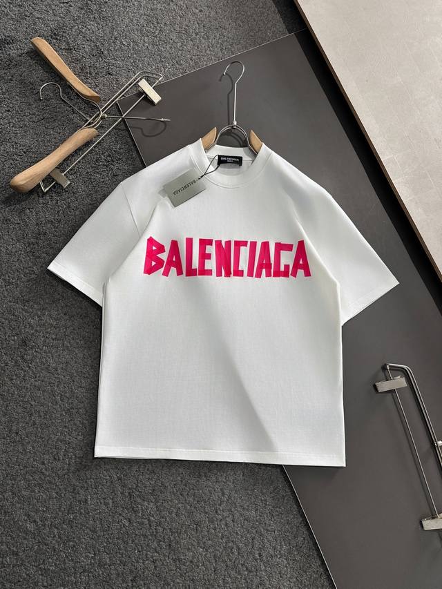Balenciaga 巴黎世家 25Ss夏季新款圆领短袖T恤！270克重磅高端纯棉面料，手感质感都极完美！修身裁剪设计干净利落！时尚又好看！走线做工非常精致！版